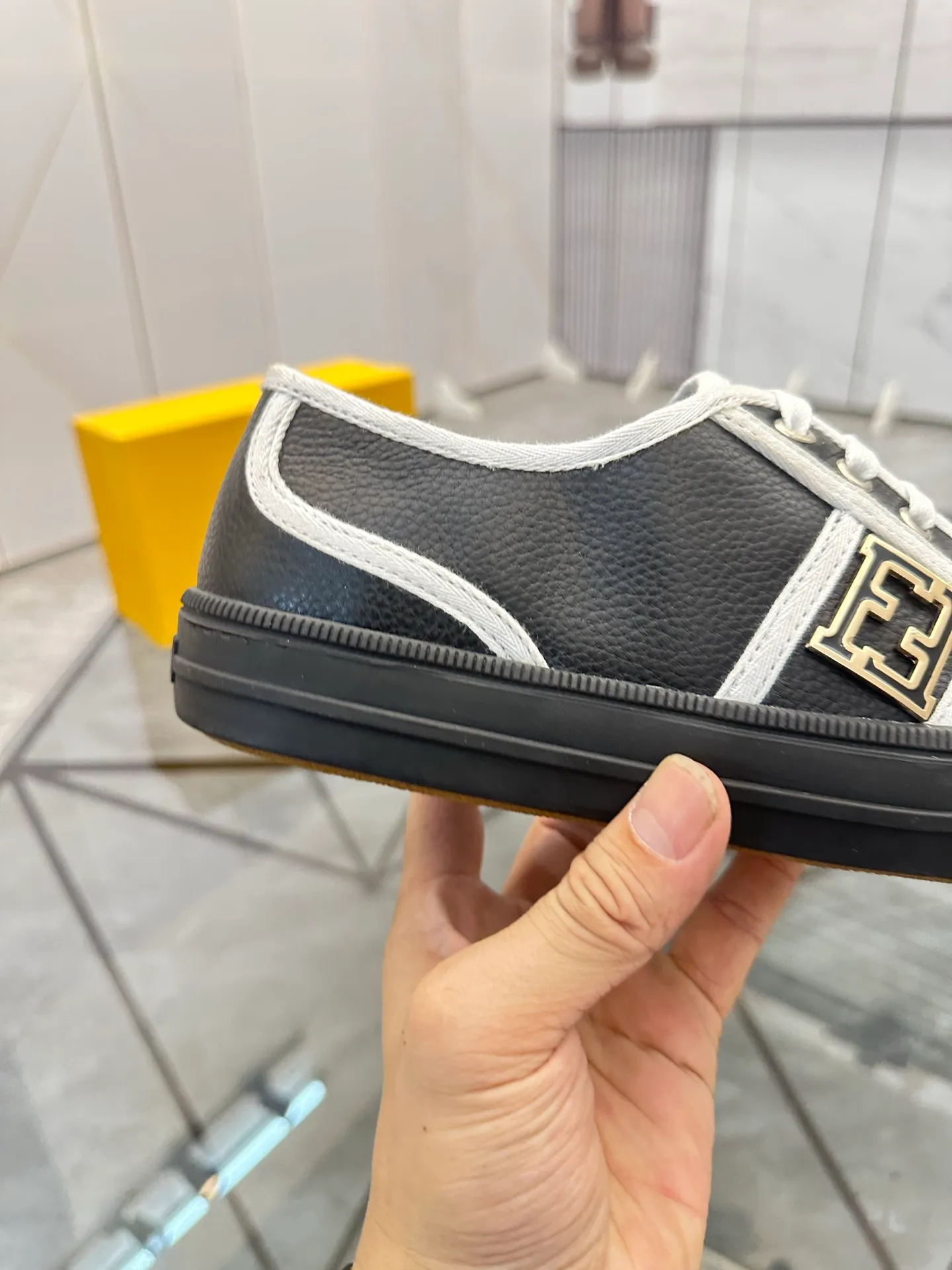Selling men's shoes 💰: 💰P440¥ Product trademark: Fendi* "Fendi*" low-top casual shoes Regular size: 38-44 (can be customized to 45) Product materials: imported cowhide upper, sheepskin lining, original outsole. No.:6735